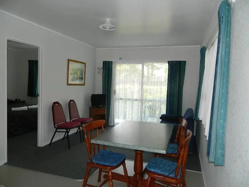 Opononi Hotel