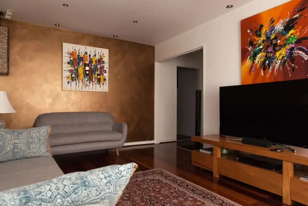 Bright And Spacious 2 Bedroom Apartment In Windsor
