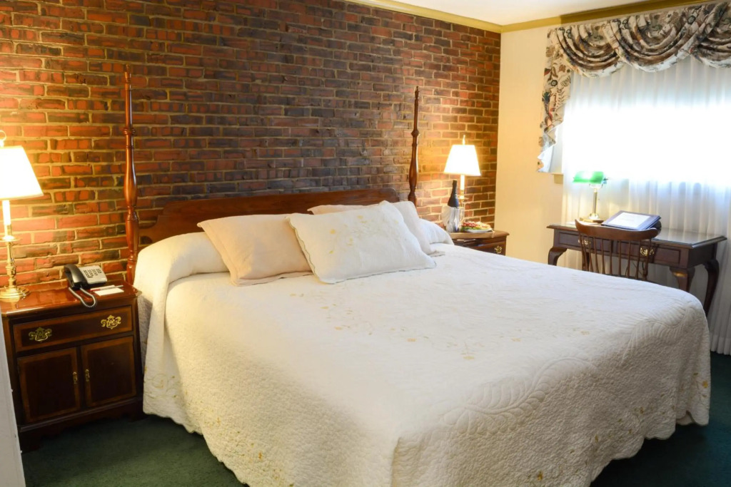 Lamie's Inn and The Old Salt Restaurant