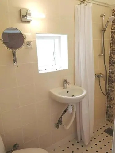 Aia Guest Apartment