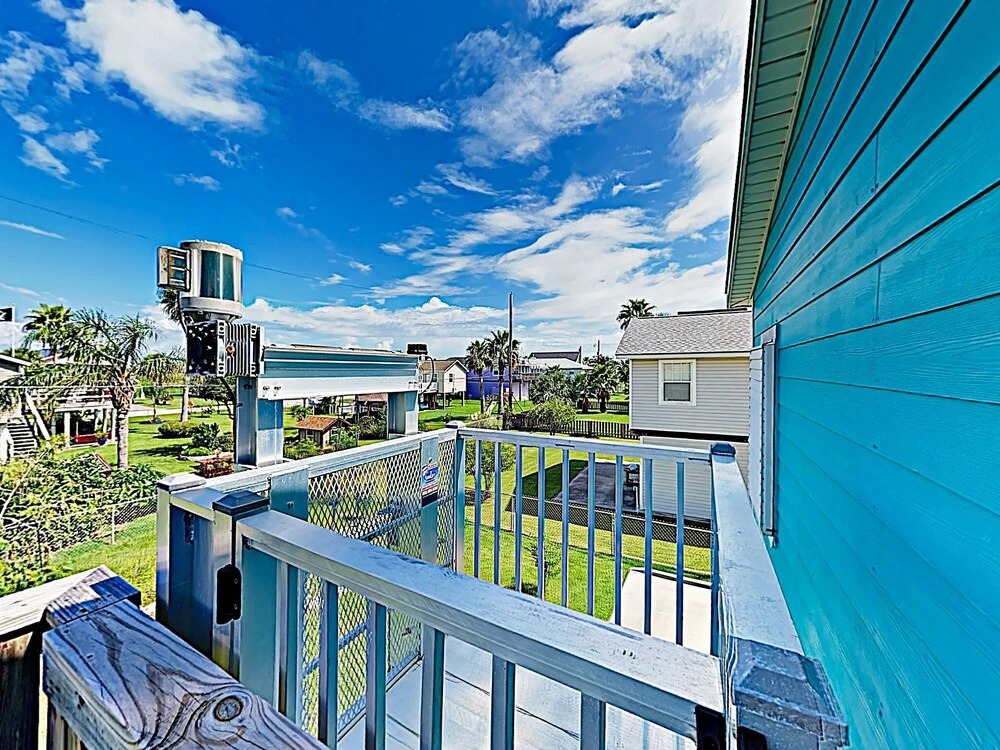 New Listing! Updated Rustic-chic Beach & Bay Haven 3 Bedroom Home