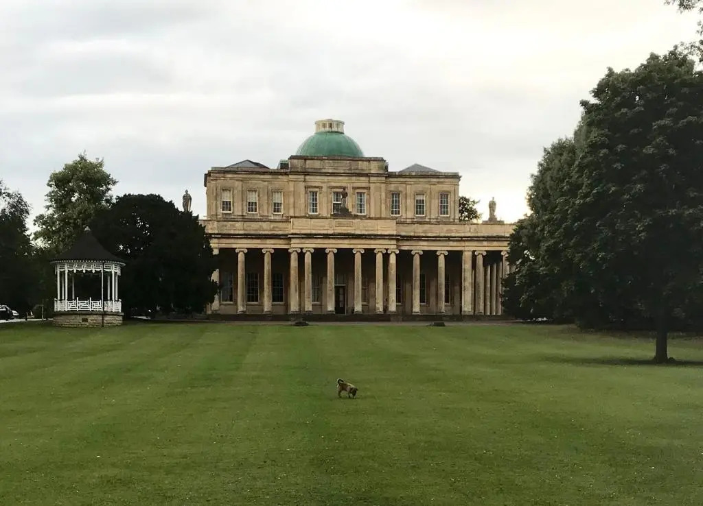 Perfect location for Racecourse and town centre