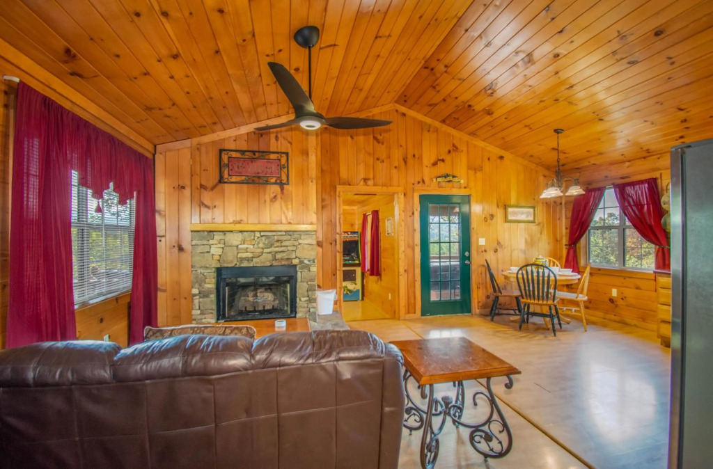 Ladybug Resort Romantic Cabin With Mountain Views, Game Room, Close to Dollywood