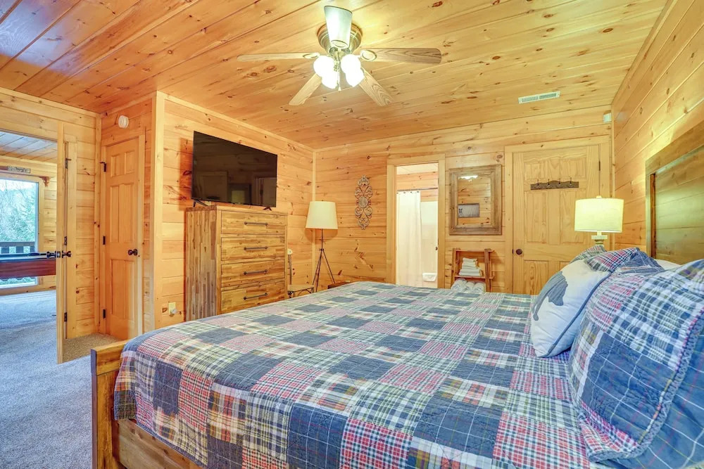 2-tier Deck & Hot Tub: Quiet Sevierville Cabin