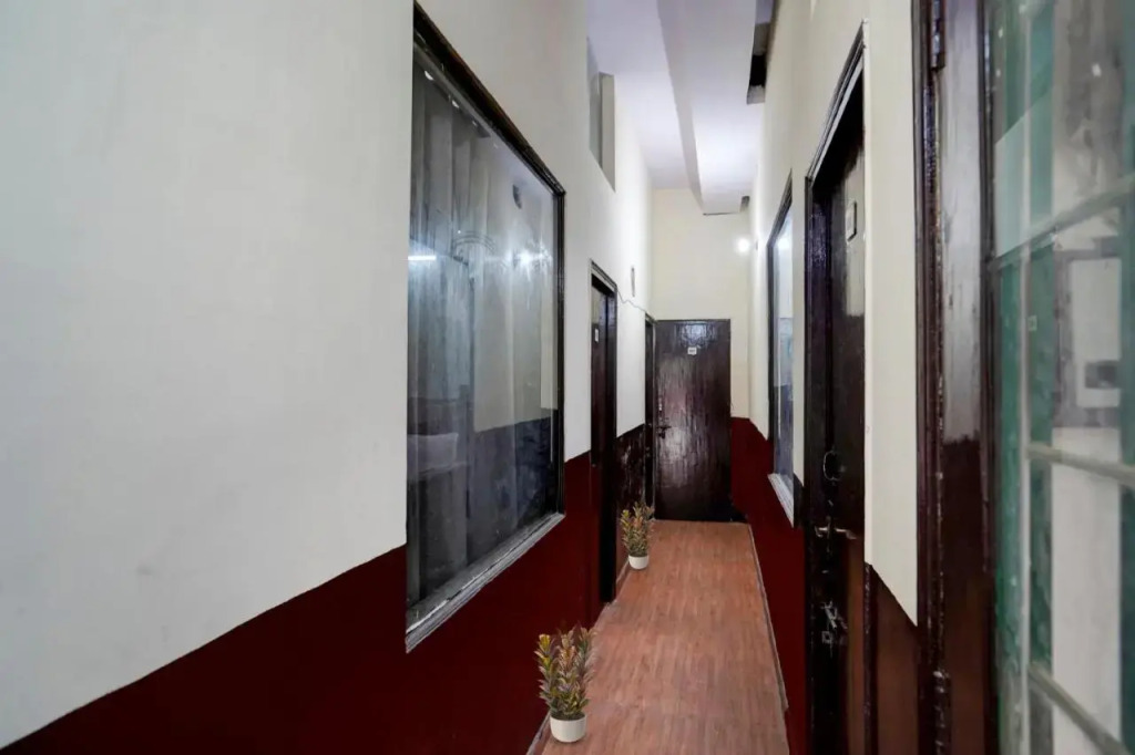 OYO Flagship 70083 Premium Hotel