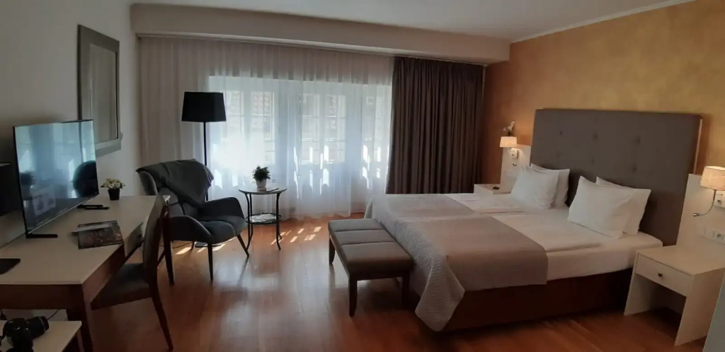 LH Hotel Golden Wheel