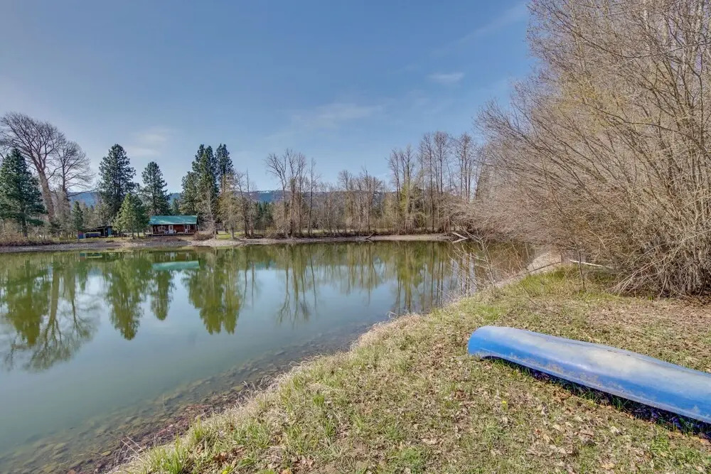 Cozy Cle Elum Cabin with 3 Acres and Stocked Pond