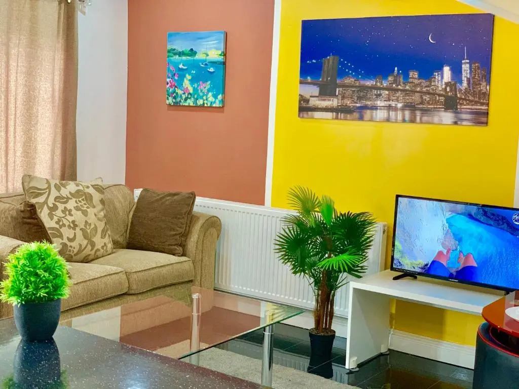 4 Bedrooms, 3 Baths, Full Kitchen and Lounge, Garden, Free Parking