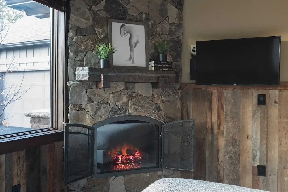 Klamath by Avantstay Premier Lakeside Cabin w/ Spa, Fire Pit & Lake Views