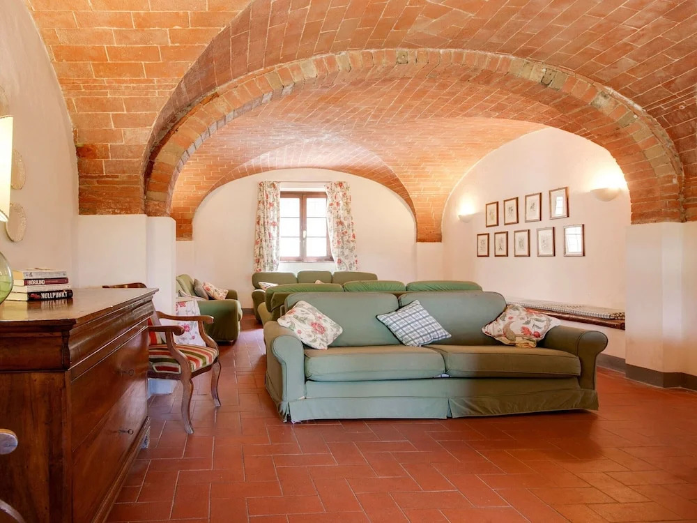 Belvilla by OYO Lavish Farmhouse With Fireplace