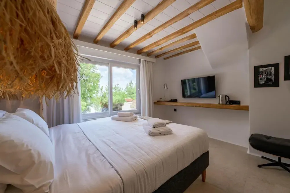 Nomade Villa 4BR over Psarou beach