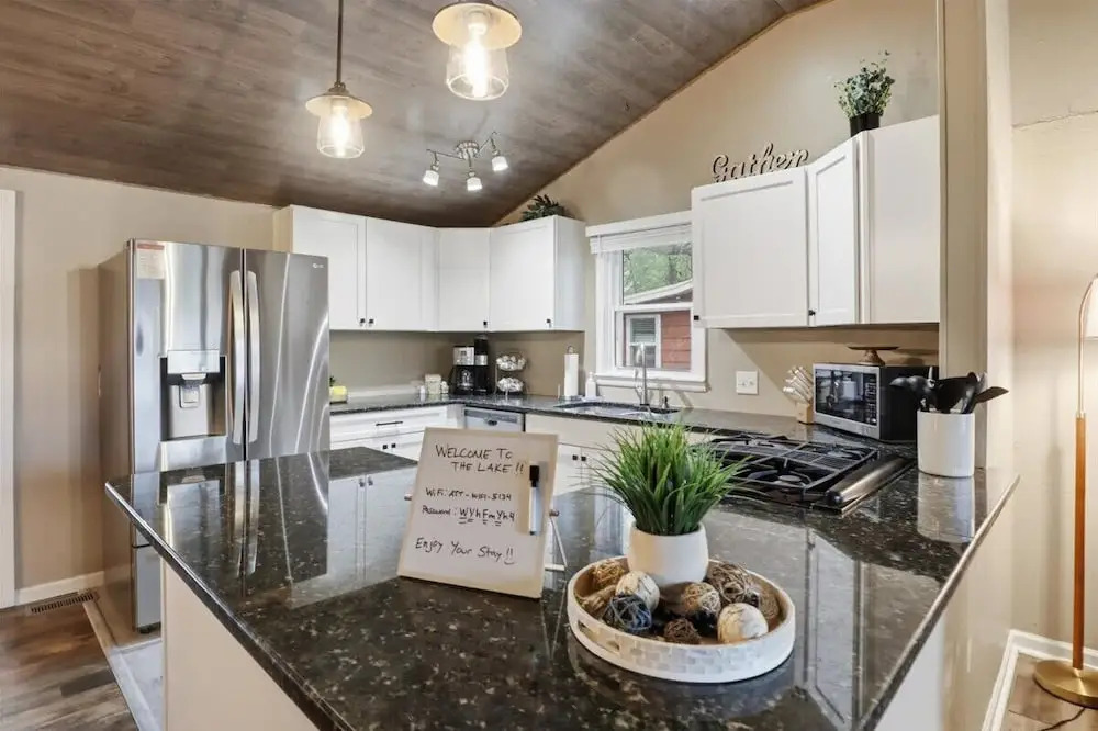 Perfect Lake Escape Near Bagnell Dam Strip