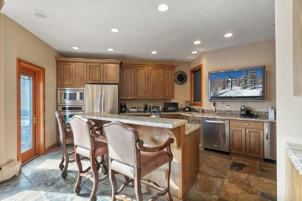 Family-friendly Ski Escape With Hot Tub 4 Bedroom Condo