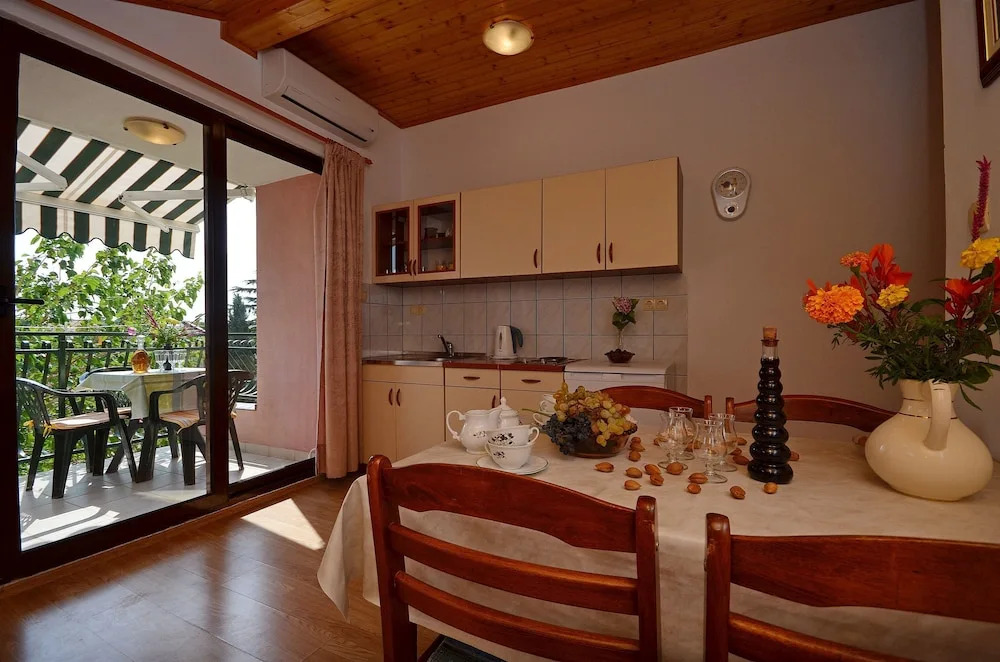 Apartment and Room Ivica