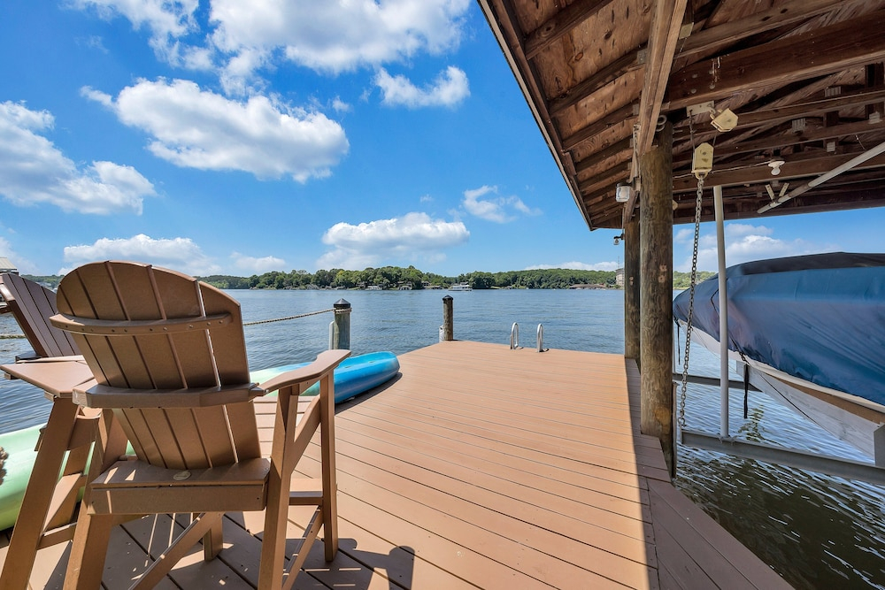 Lakeside Sunsets - Private Dock, Hot Tub & Firepit