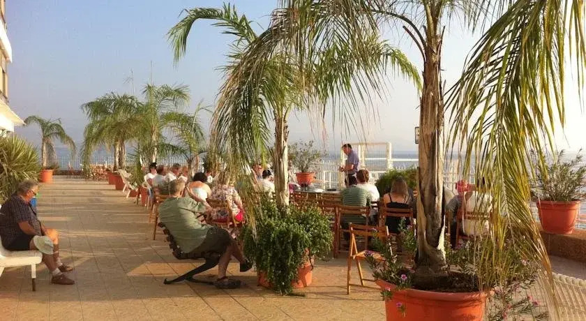 Ron Beach Hotel