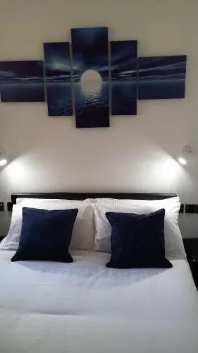 Sunrise Avenue Hotel