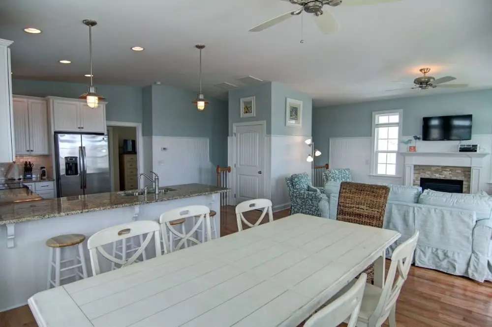 Welcome  4 Bedroom Home by RedAwning