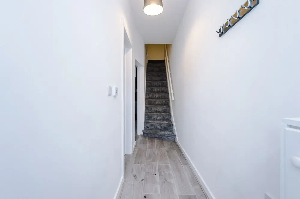 A-K Apartments - Cosy & Modern home, Superb Location, Street Parking Sleeps 6