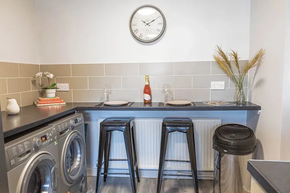 Spacious 4-bed, Free Parking, Short or Long Stays