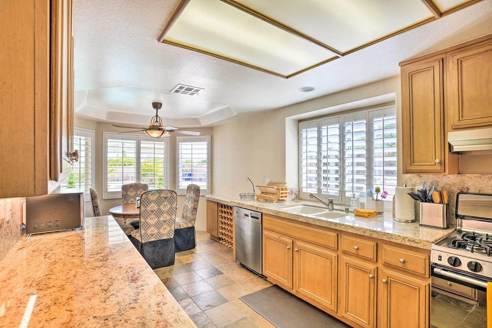 Indian Wells Oasis w/ Pool: Walk to Tennis Garden!