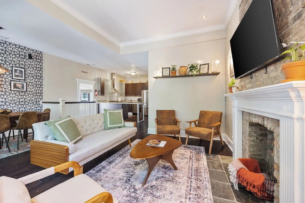 Wrigleyville Suites