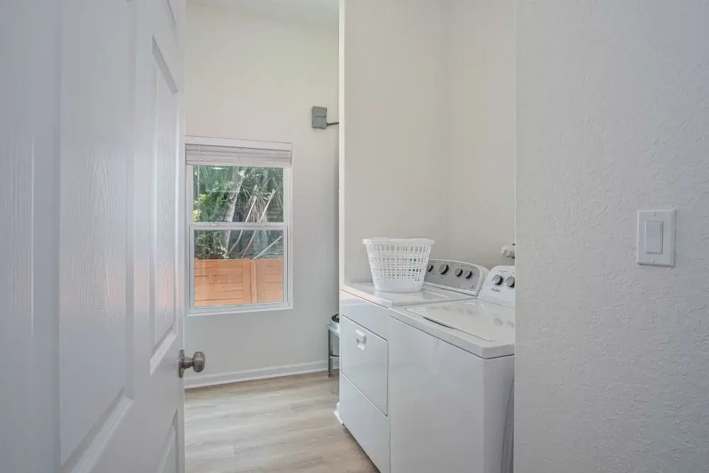 Generous 4br/3ba Charmer Near Glorius Downtown!