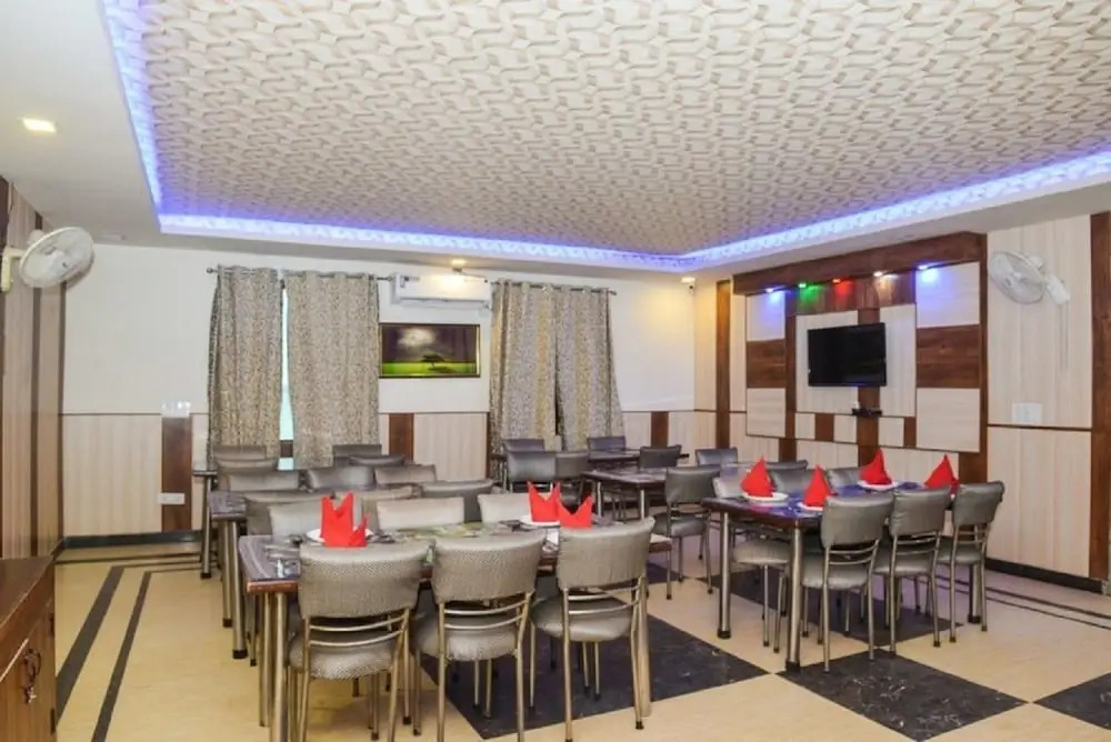 HOTEL SR PALACE, 5 mins from IGI & Domestic Airport Delhi