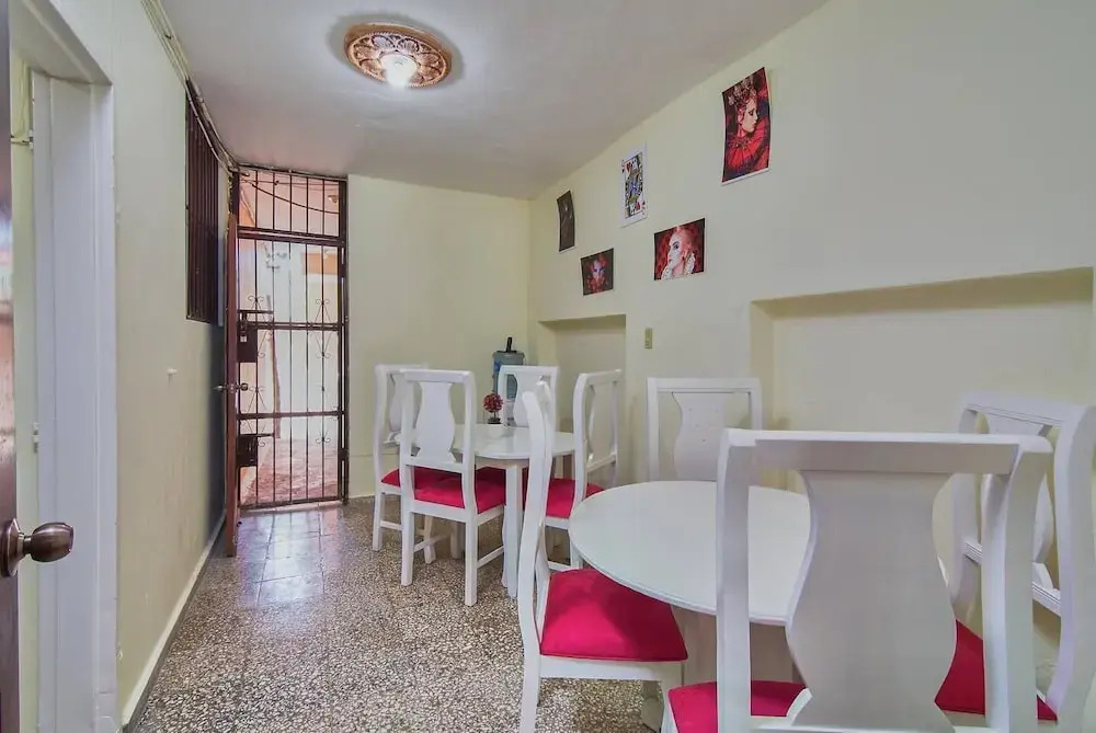 Room in Guest Room - Queen Of Hearts - Rh