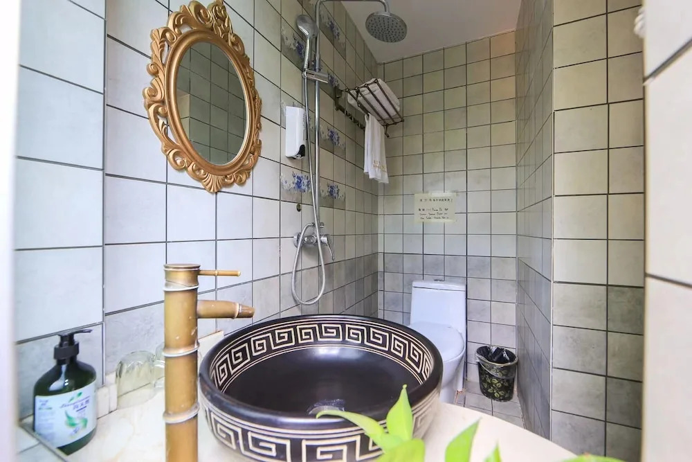 Edinburgh Hostel - Coffee bar - Western breakfast -Travel expert -Good location-English reception-Ticket service-Tourism planing-Laundry-Camara-Drone gopro