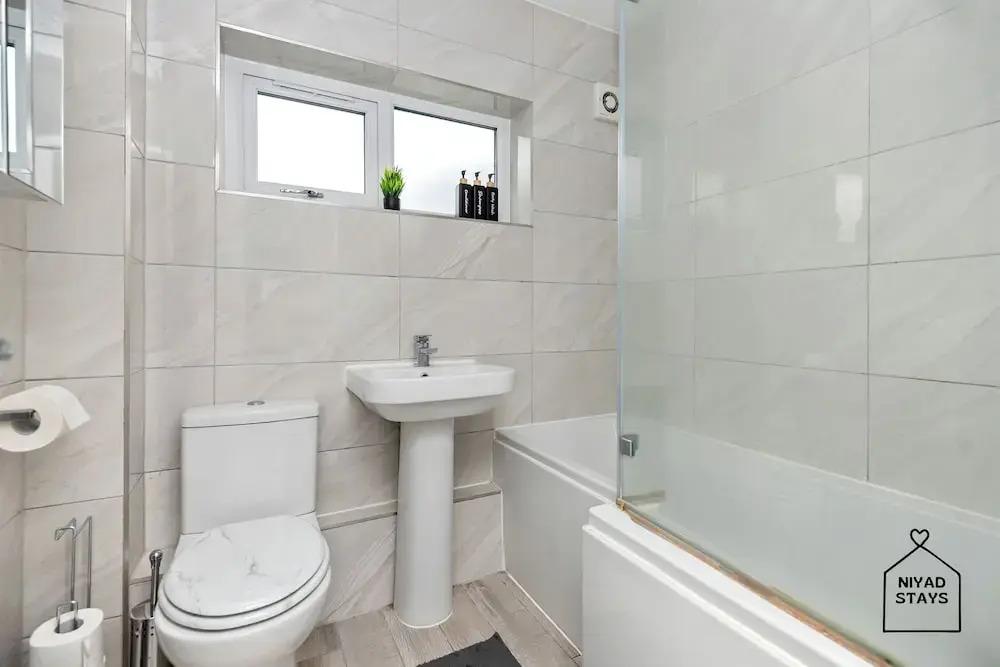 Hale Lodge, Beautiful 3 BR Home With Free Parking
