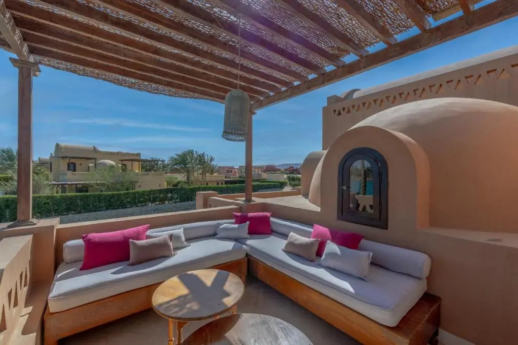 Chic 3BR Villa West Golf with Pool, Lagoon View & Guest House