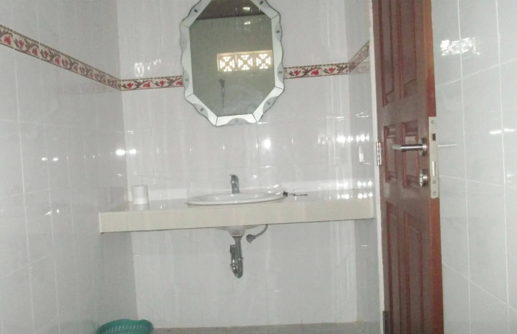 Adus Beach Inn