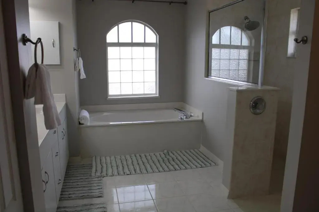 Spacious and private pool house, 15 min to beach