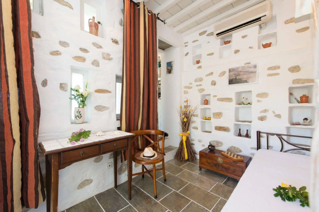 Peristeronas House