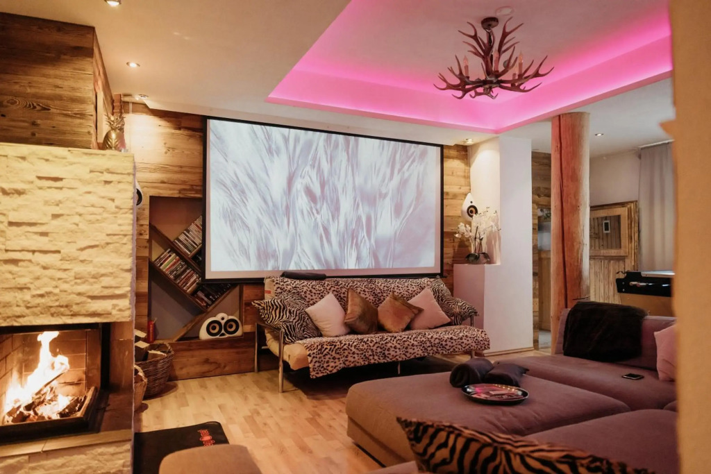 DMG - 'Large, Luxurious Ground Floor' Apartment