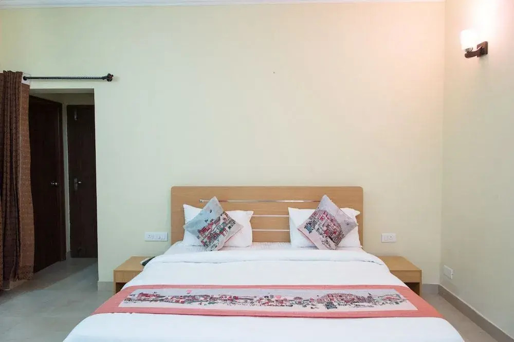 OYO 11064 Home Spacious 3BHK Near Hiran Magri
