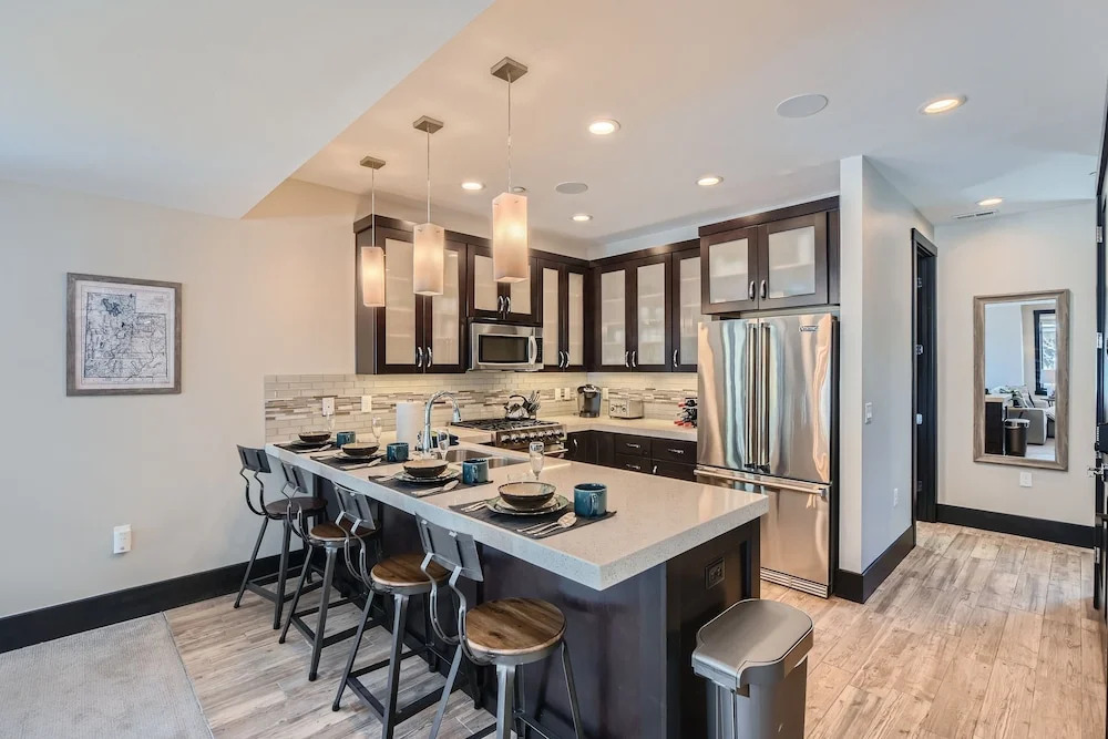 Blackstone Mountain Retreat #21! Walk To The Lifts! 4 Bedroom Apts by RedAwning