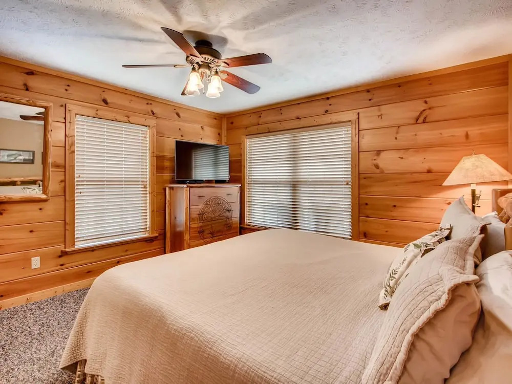 Bearadise 4 Bedroom Cabin by RedAwning