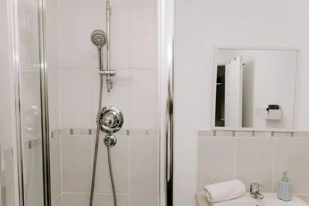 Hardwick Haven Modern 3BR Townhouse Retreat With Free Parking
