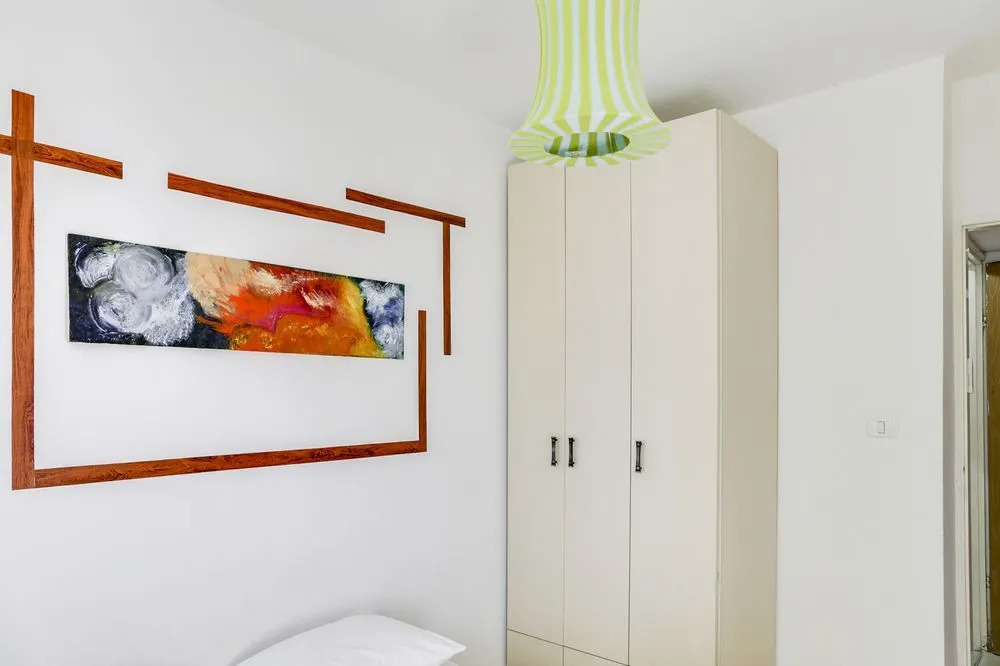 Central Apartment by Rothschild & Market