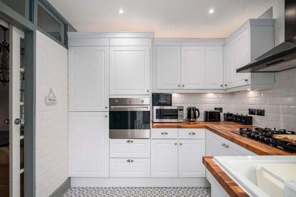 Classic Designer Beautiful 1 Bed Home With Parking