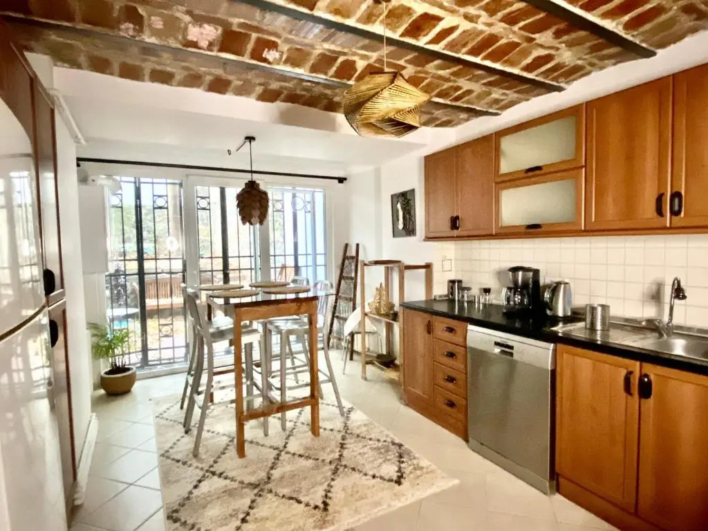 100 m to Istiklal with priv Garden - 2 Bathroom - 2 Bedroom
