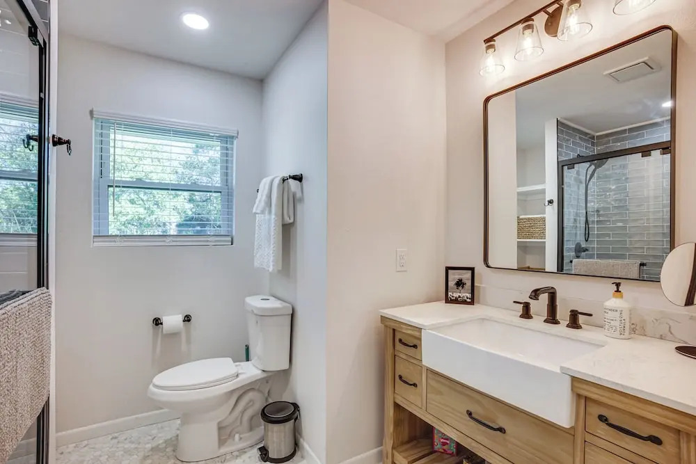 Pet-friendly Tomball Cottage: Steps to Downtown!