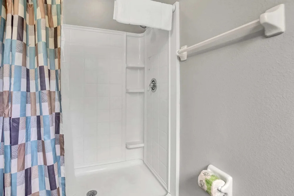 Fresh Decor With Hardwood Floors Huge Private Pool Area CDC Standards 4tv121