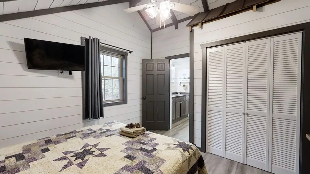 Bigfoots Hideaway 1 Bedroom Cabin by RedAwning