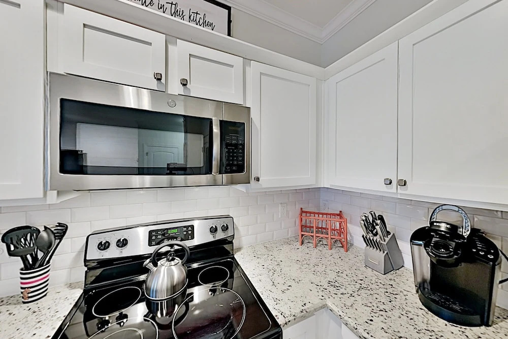 Brand-new Townhome W/ Pool - Steps To The Beach 4 Bedroom Condo