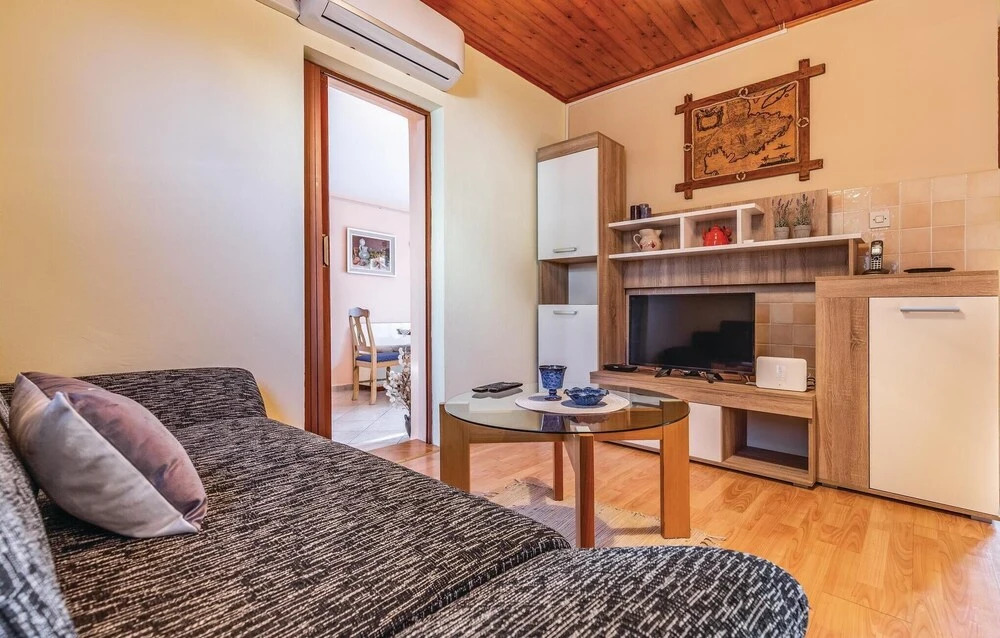 1 Bedroom Nice Home In Sisan