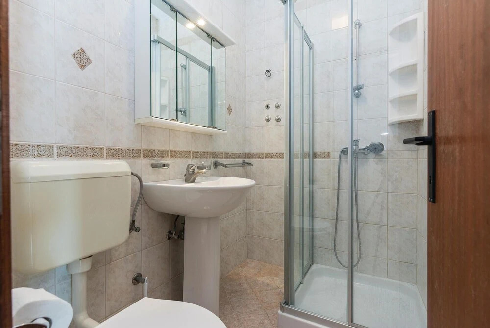Beautiful Home in Nin With Wifi and 6 Bedrooms