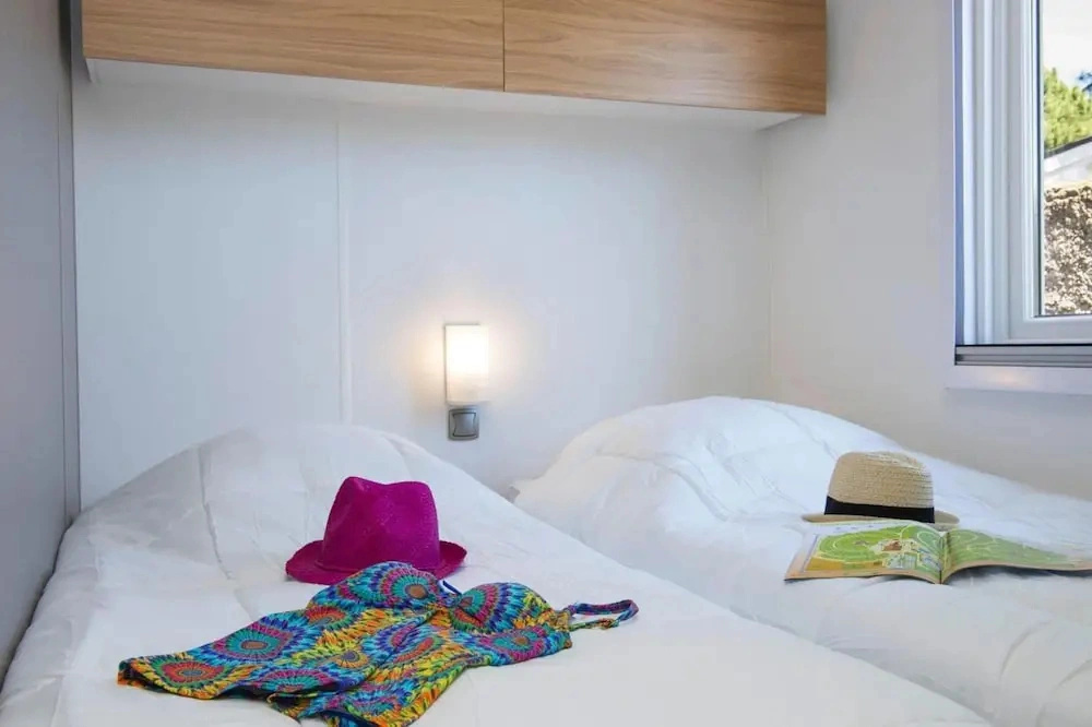 Mobile home with terrace at Domaine Les Mûriers, Vendres-Plage